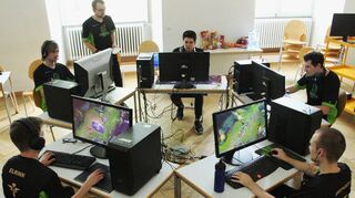Martin Rogosch und sein Team treffen sich regelmäßig in der Uni, um in einem Computerspiel gegen Monster zu kämpfen.