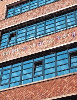 An der Fassade des Künstlerhauses im Frankfurter Mousonturm ist „The future will be confusing“, die Zukunft wird verwirrend sein, zu lesen. Der britische Künstler Tim Etchells schuf die Lichtinstallation.