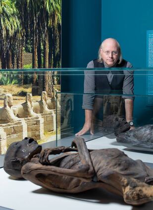 Wilfried Rosendahl, Projektleiter für die Mumien-Ausstellung der Reiss-Engelhorn-Museen, neben zwei Mumien aus Ägypten.