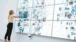 Im Atrium der Kunsthalle Mannheim können Besucher auf der digitalen Monitor-Wand „Collection Wall“ per Berührung einen Blick in die Sammlung und auch ins sonst verborgene Depot werfen.