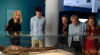 Die ersten Besucher in der Mumien-Ausstellung im Zeughaus.