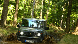 mid Wächtersbach - Über Stock und Stein, durch den Wald und durchs Wasser - es gibt wenig, was den Suzuki Jimny stoppen kann.