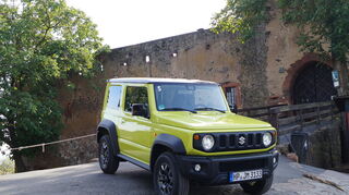 mid Wächtersbach - Den Jimny gibt es in den Ausstattungsvarianten Comfort und Comfort+, erstmals ist eine Verkehrsschilderkennung an Bord. Was fehlt, ist eine Variante mit absolut puristischer Serienausstattung.