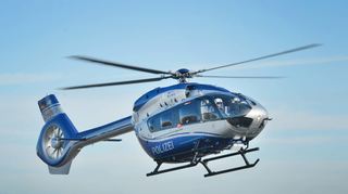 Ein Polizeihubschrauber im Einsatz (Symbolbild).