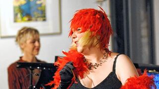 <p>Erst als gepflegter Herr im Frack, dann als elegante Dame mit roter Federboa verzauberte Roswitha Goos ihr Publikum in der Kulturscheune. Stefanie Titus begleitete die Chansonnette am Klavier.</p>
