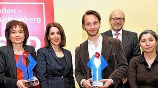 <p>Ministerin Öney (2.v.l.) mit Preisträgern Elvira Stegnos ("ikubiz") und Philipp Kohl sowie SPD-Vorsitzendem Katzmarek und der Witwe von Aydin Aksünger.</p>