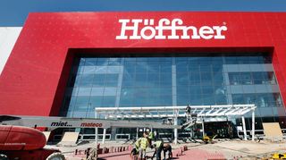 Das große rote Eingangstor ist das neue Markenzeichen des komplett umgebauten Möbelhauses Höffner im Schwetzinger Norden. Noch sind die Handwerker bei der Arbeit, nächsten Freitag ist Eröffnung.