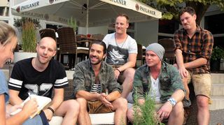 Die Jungs von VoxXclub (v.l.): Stefan Raaflaub, Michael Hartinger, Christian Schild, Korbinian Arendt und Florian Claus im Gespräch mit Reporterin Angela Boll.