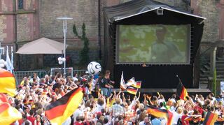 Public-Viewing zum WM-Auftakt 2006 zwischen Deutschland und Costa Rica:. Die Fans gingen begeistert mit – eine ähnliche Stimmung könnte auch 2024 entstehen.