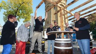Packen ehrenamtlich an: Das Feuerio-Technikteam baut auf für das Blumepeterfest, das heute am Wasserturm steigt.