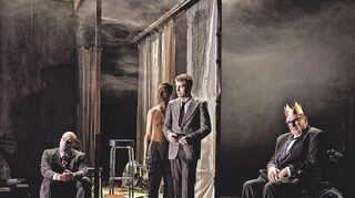 Der Geist im Kanzlerbungalow verwandelt die Archäologen (von links) Dr. Martin (Martin Weigel), Dr. László (László Branko Breiding) und den zu Helmut Kohl mutierenden Expeditionsleiter Dr. Matthias (Matthias Breitenbach) zu Anzugträgern der Bonner Republik. Im Hintergrund Musiker Karsten Süßmilch.