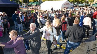 Herrliches Wetter, klasse Stimmung: das Blumepeterfest, hier beim Auftritt vom Festzeltkommando, die für Bewegung im Publikum sorgen.