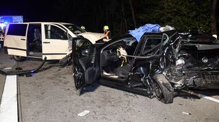 <p>Bei einem Unfall am späten Freitagabend auf der A67 bei Viernheim ist ein 25-jähriger Autofahrer eingeklemmt und verletzt worden.</p>