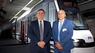So sehen die neuen Züge aus, von denen 80 ab dem Jahr 2021 durch die Region rollen sollen. Petr Brezina, Vorstandsvorsitzender und Generaldirektor der Skoda Transportation Gruppe, und Saad Alkhargi (Projektmanager bei der RNV) vor dem Vorführmodell.
