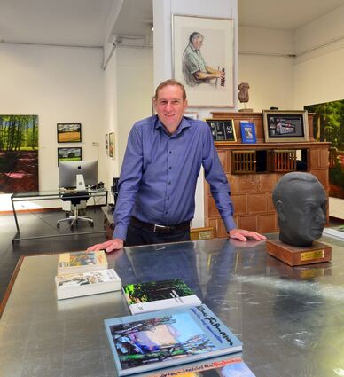 Umgeben von Kunst: Werner Lauth in seiner Galerie in Ludwigshafen.
