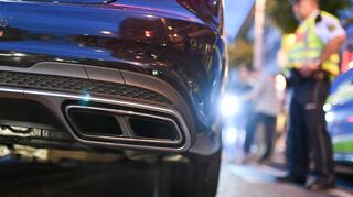 Mannheimer Polizeibeamte bei einer Kontrolle von sogenannten PS-Protzern.
