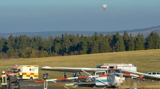 Das Kleinflugzeug hatte bei einer missglückten Landung auf Hessens höchstem Berg gestern eine Absperrung des Flugplatzes durchbrochen und Passanten auf einem Gehweg erfasst.
