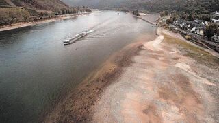 Die Luftaufnahme mit einer Drohne zeigt eine Sandbank im Rhein bei Osterspai zwischen Loreleyfelsen und Koblenz. Diese ist durch die anhaltende Trockenheit des Sommers entstanden.