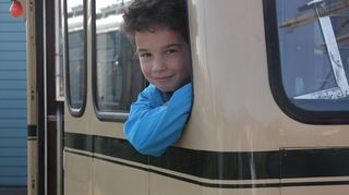 Der neunjährige Nelio konnte beim Tag der offenen Tür der RNV selbst eine Straßenbahn steuern.