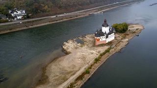 Die Burg Pfalzgrafenstein im Mittelrheintal bei Kaub liegt mittlerweile auf einer größeren Insel als üblich. Besucher können zurzeit nicht mehr übersetzen.