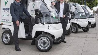 Stickoxidbelastung senken (v.l.): Karl-Heinz Nagel und Georg Pins mit den neuen E-Mobilen.