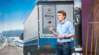 Andreas Widmann präsentiert seine Werbe-Displays für Lastwagen in der Aufzeichnung der Sendung „Die Höhle der Löwen“.