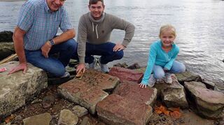 Volker Müller (v.l.), sein Sohn Christian und dessen Tochter Paula mit ihren Familiensteinen.