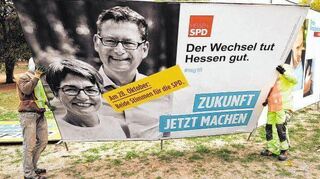 Ein Wahlplakat mit dem Spitzenkandidaten der SPD Hessen Thorsten Schäfer-Gümbel und seiner Frau Annette Gümbel wird in Frankfurt abmontiert.Nach der Wahl ist vor der Wahl – doch bis dahin muss einiges passieren.