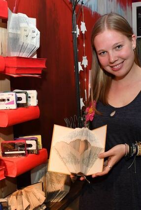 Lotta Pommerien faltete in der Buchhand-lung Bücher zu Blumenvasen.