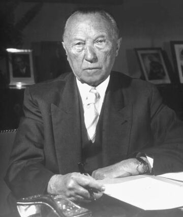 Kanzler Konrad Adenauer an seinem Schreibtisch 1961.