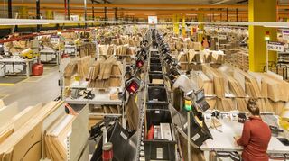 Blick ins Amazon-Logistikzentrum: Hier verpacken Mitarbeiter die Warensendungen an die Endkunden.