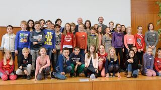 Bei einer Diplomfeier in der Hochschule nahmen die Kinder ihre Urkunden entgegen.