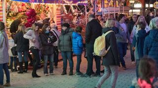 Das Kerwetreiben in der Innenstadt (links) mit dem Kerwepaar Ann-Kathrin Helbig und Jörg Scheidel wurde durch die sonntagsoffenen Geschäfte ergänzt.