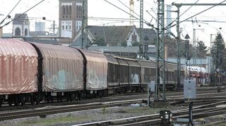 Mannheims nördliche „Stadteinfahrt“ auf dem Waldhof: Hier könnten künftig möglicherweise auch Güter- und ICE-Züge fahren, die von der geplanten Neubaustrecke aus Frankfurt kommen.