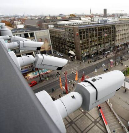 Eine ganze Leiste von Überwachungskameras am Stadthaus.