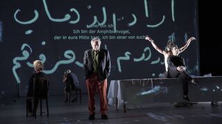 Kosminskis Blick auf „Vögel“ mit (v.l.) Evgenia Dodina (Leah), Silke Bodenbender (Norah), Dov Glickman (Etgar), Itay Tiran (David), Ali Jabor (al-Hasan al-Wazzan).