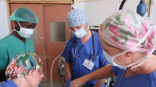 David Chipeta (v.l.) Barbara Hippler, Joachim Gröschel und Angelika Möhrer bei der Einleitung einer Narkose zur Lippen-Kiefer-Gaumenspalten-Operation im Krankenhaus in Malawi.