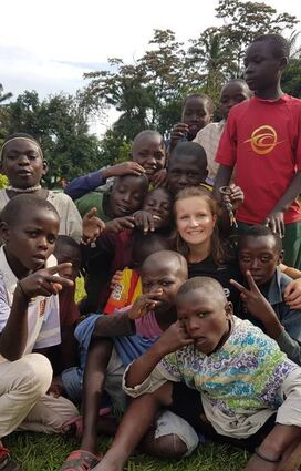 Sandra Gröschel (Mitte) mit Straßenkindern in Ruanda.