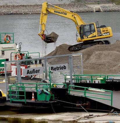 Ein Bagger ist an der Anlegestelle in Altrip im Einsatz.