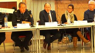 Aktivisten (oben) der Initiative „George Orwell Ultras“ protestieren vor der Sitzung des Bezirksbeirats. Klaus Pietsch (v.l., unten), Thomas Köber, Christian Specht, Bürgerserviceleiterin Martina Maluschewski und Reinhold Götz beantworten Fragen.