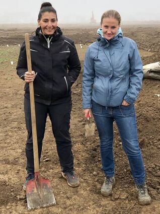 Grabungsleiterin Jasmin Rüdiger (l.) und Inga Kretschmer vom Landesamt für Denkmalpflege.