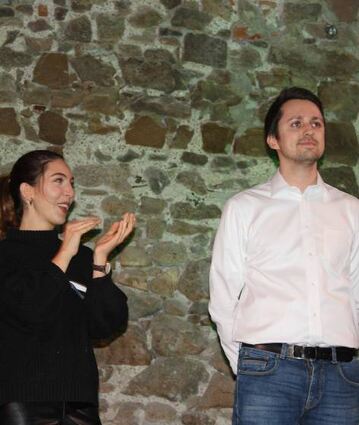 Teilnehmerin Ezgi Zengin applaudiert dem Gewinner Fabian Navarro.