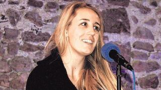 Mutig: Die Schriesheimerin Helen Landsberger steht im Zehntkeller zum ersten Mal auf der Bühne und freut sich, auch wenn sie nicht auf Platz 1 kommt.
