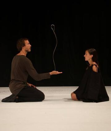 Olli Vuorinen mit Katri Salmenoja in einer poetischen Szene.