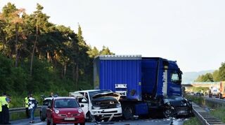 Ein Bild des Grauens bot sich den Rettungskräften am 9. Juni 2017 nach dem Unfall auf der A 6 bei Mannheim-Sandhofen. Nun muss sich der Unfallverursacher wegen fahrlässiger Tötung vor dem Amtsgericht Mannheim verantworten.