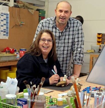 Andreas und Annette Henze beim Beschriften eines Steins.