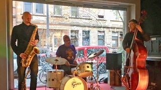 Das Trio Variety mit Olaf Schönborn am Saxofon, Allen Blairman am Schlagzeug und Mario Fadani am Kontrabass gastierte schon zum dritten Mal bei der Veranstaltungsreihe „Jazz im Busch“.