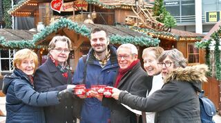 Gudrun Alker (v.l.), Yann Fürst, Fazli Degirmenci, Jürgen Hundemer, Martha Baumgärtner und Waltraut Wichmann auf dem Weihnachtsmarkt.