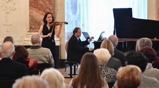 Das "Wir wollen helfen"-Benefizkonzert im Rittersaal des Schlos Mannheim: Viviane (Violine) und Rudolf Meister (Klavier) spielen Werke von Claude Debussy und Franz Schubert.