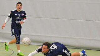 Mit letztem Einsatz: Marcel Moritz (rechts) klärt einen gegnerischen Ball, Dominik Mondl beobachtet die Szene.